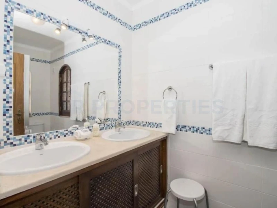 Moradia T4 para Venda em Guia Foto 18