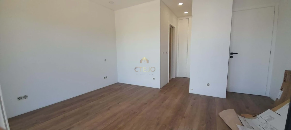 Moradia T4 para Venda em Vialonga Foto 24