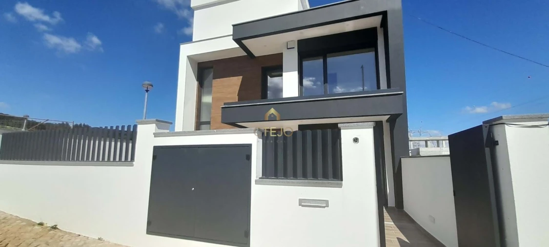 Moradia T4 para Venda em Vialonga Foto 33