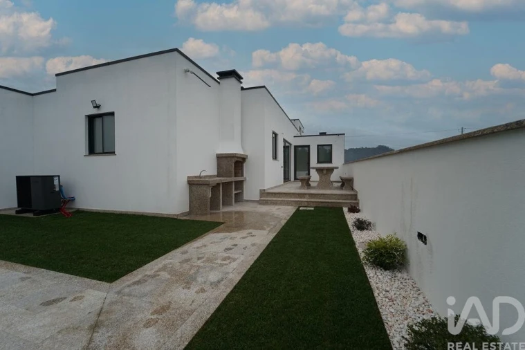 Moradia T4 para Venda em Antas Foto 18