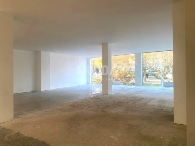 Loja para Arrendamento em Arrifana Foto 3