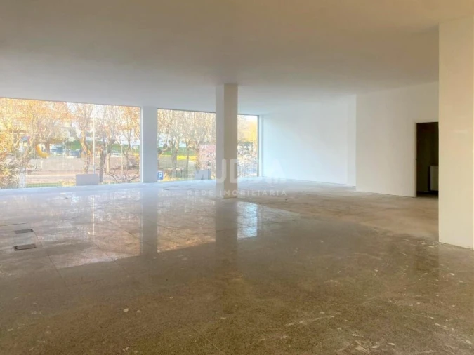 Loja para Arrendamento em Arrifana Foto 1