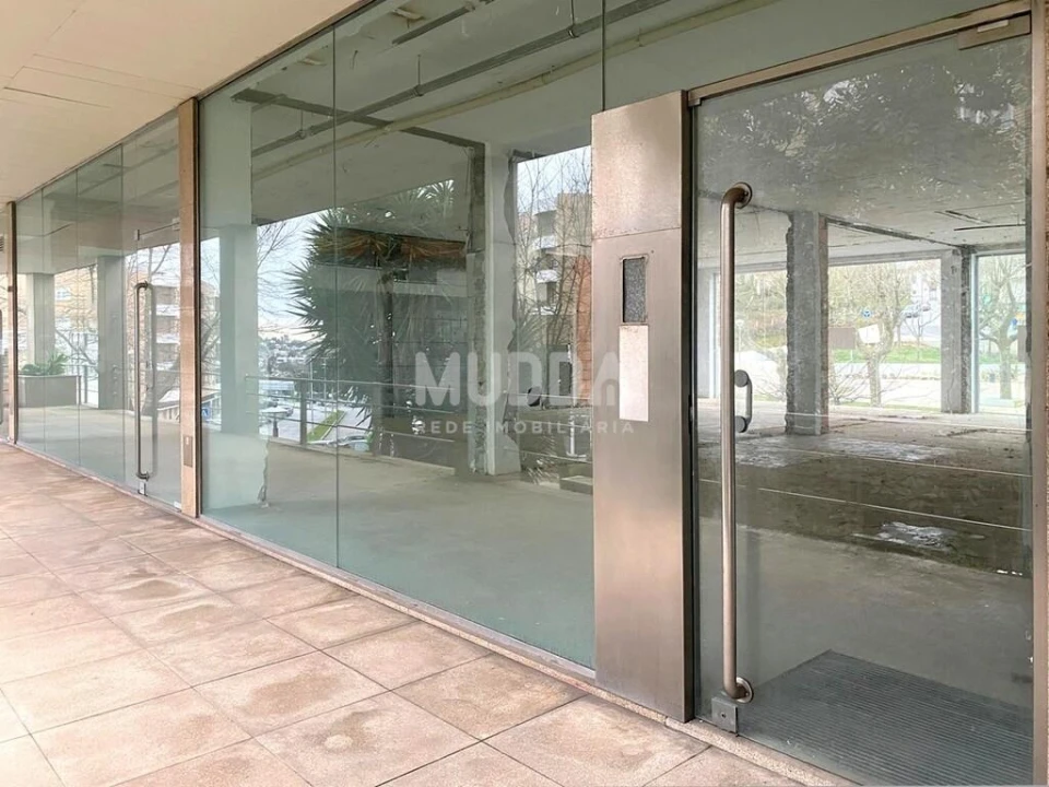 Loja para Arrendamento em Arrifana Foto 1