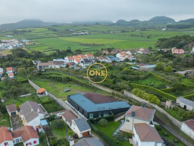 Moradia T3 para Venda em Pico da Pedra Foto 3