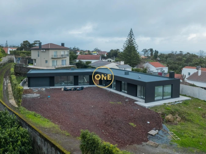 Moradia T3 para Venda em Pico da Pedra Foto 2