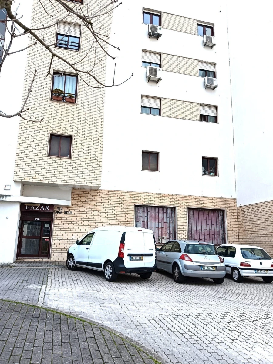 Loja para Venda em Santo António dos Cavaleiros e Frielas Foto 9