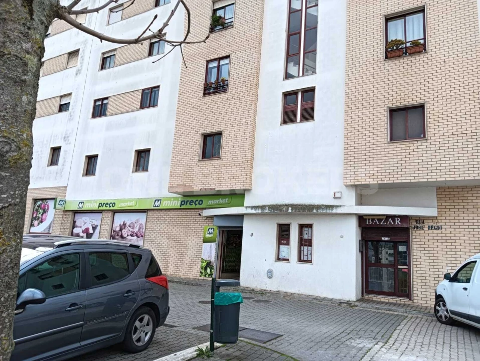 Loja para Venda em Santo António dos Cavaleiros e Frielas Foto 2