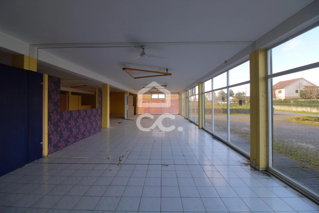 Armazém para Venda em Vila Verde da Raia Foto 4