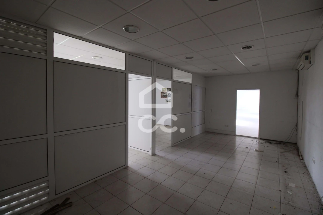 Armazém para Venda em Vila Verde da Raia Foto 23