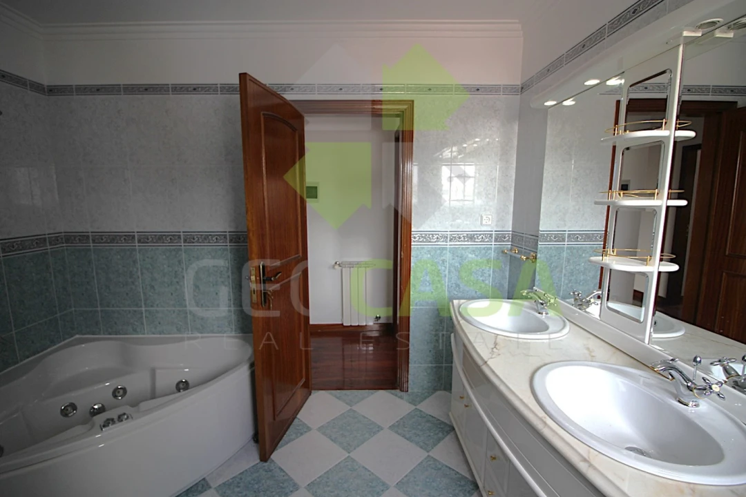 Moradia T4 para Venda em Rio de Mouro Foto 28