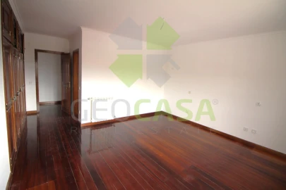 Moradia T4 para Venda em Rio de Mouro