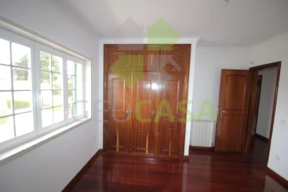 Moradia T4 para Venda em Rio de Mouro