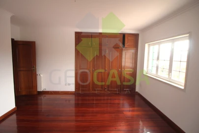 Moradia T4 para Venda em Rio de Mouro