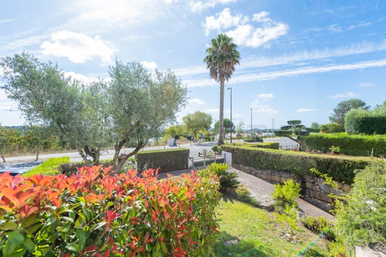 Moradia T4 para Venda em Queluz e Belas