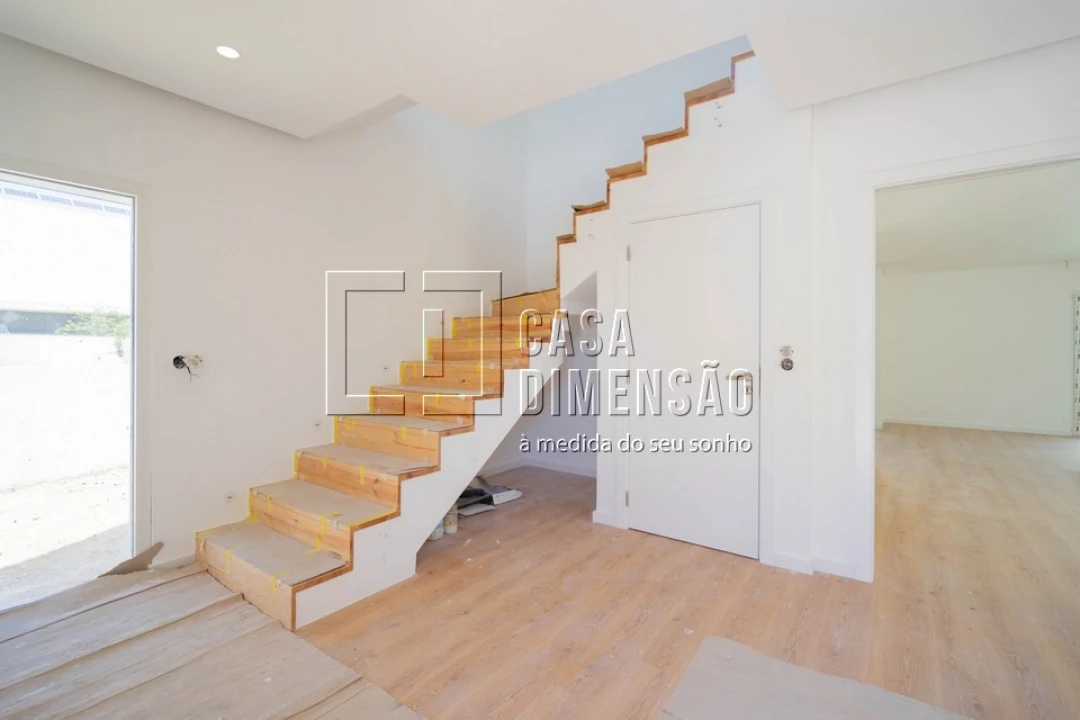 Moradia T4 para Venda em Laranjeiro e Feijó Foto 4