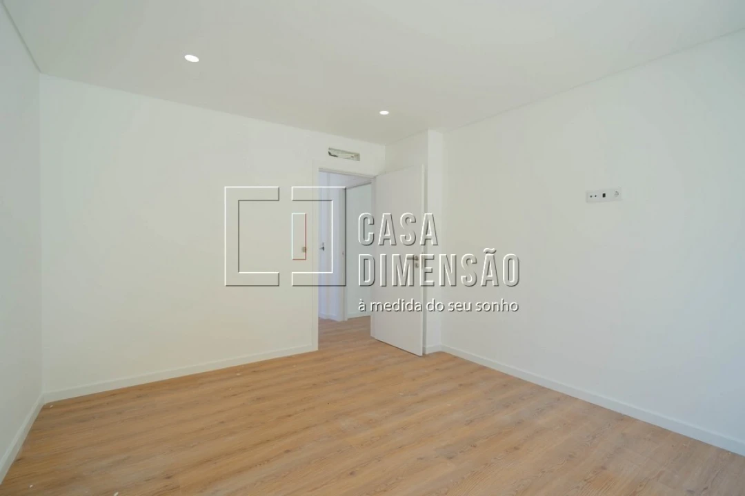 Moradia T4 para Venda em Laranjeiro e Feijó Foto 18