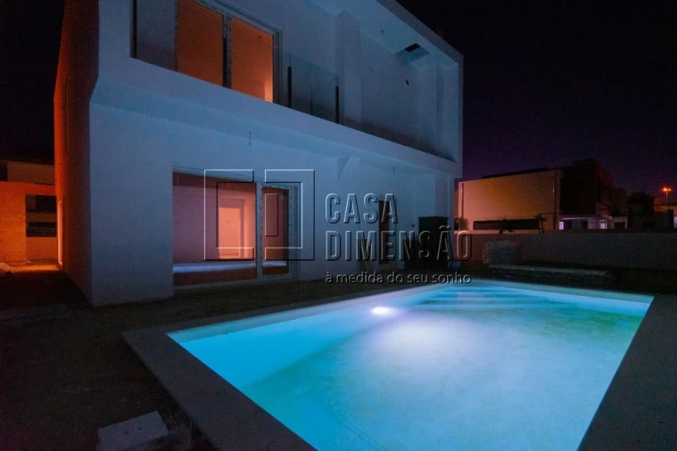 Moradia T4 para Venda em Laranjeiro e Feijó Foto 2