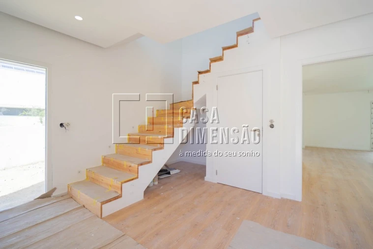 Moradia T4 para Venda em Laranjeiro e Feijó Foto 4