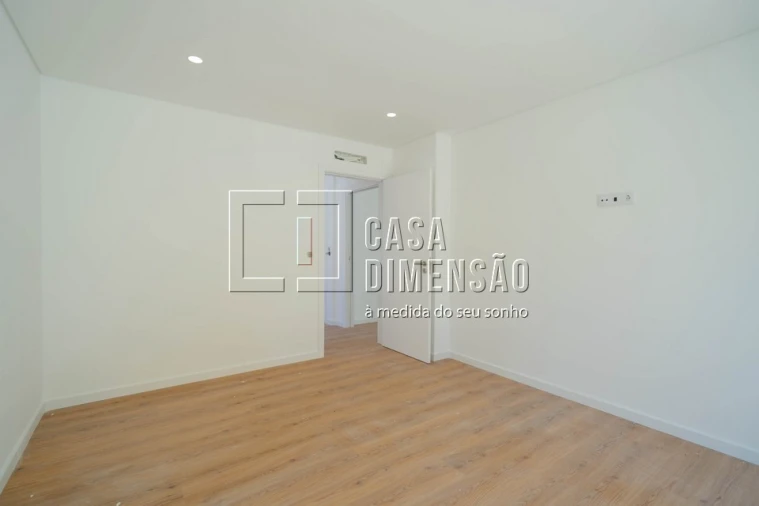 Moradia T4 para Venda em Laranjeiro e Feijó Foto 18