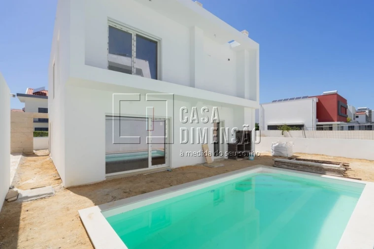 Moradia T4 para Venda em Laranjeiro e Feijó