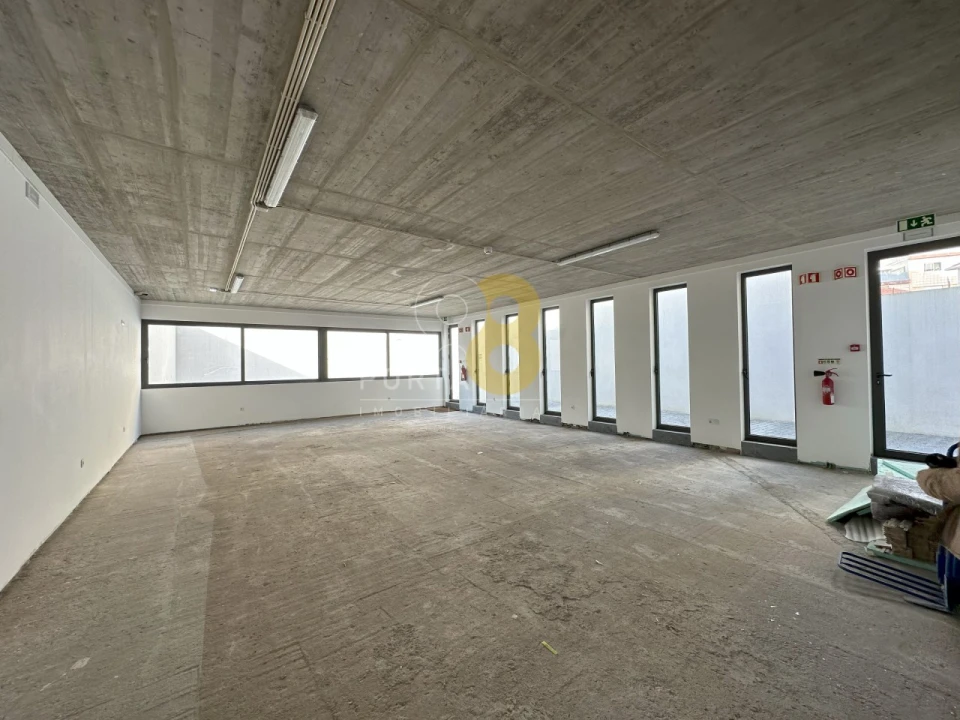 Loja para Arrendamento em Mafamude e Vilar do Paraíso Foto 2