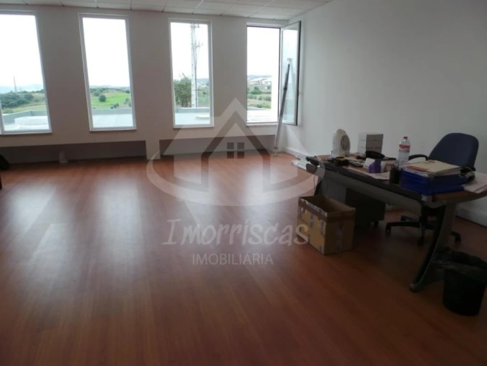 Armazém para Venda em Santo Antão e São Julião do Tojal Foto 9