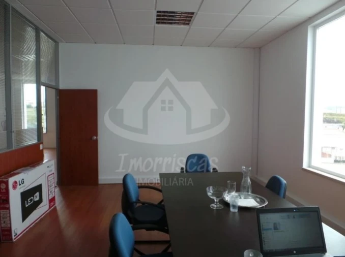 Armazém para Venda em Santo Antão e São Julião do Tojal Foto 8