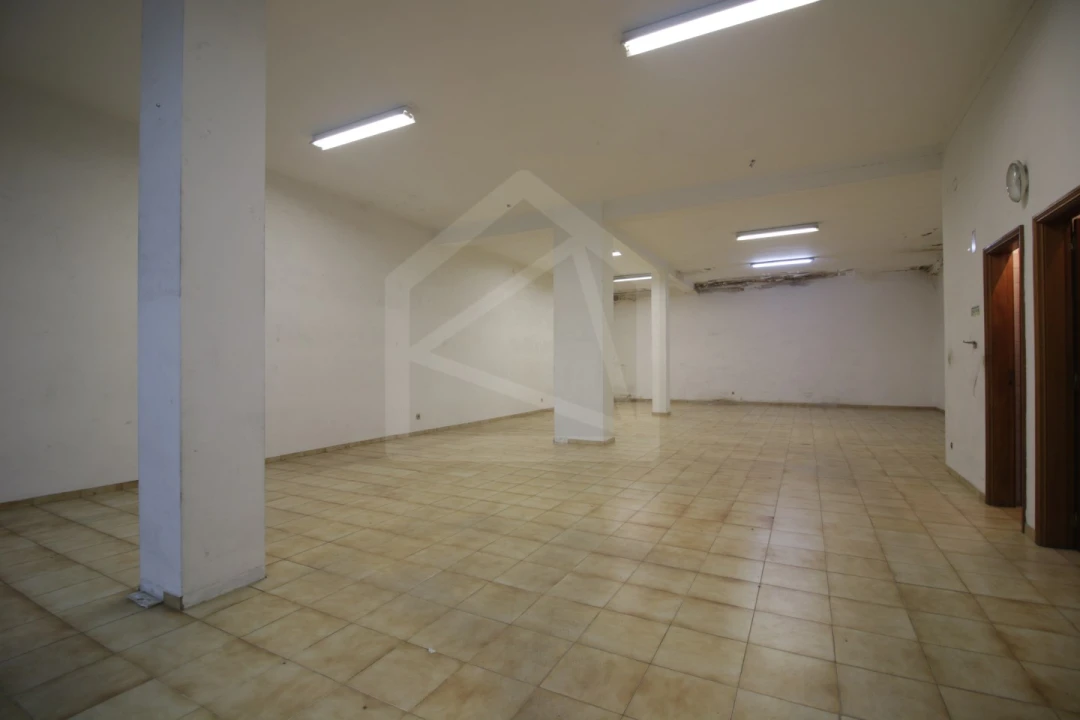 Loja para Arrendamento em São João da Madeira Foto 2