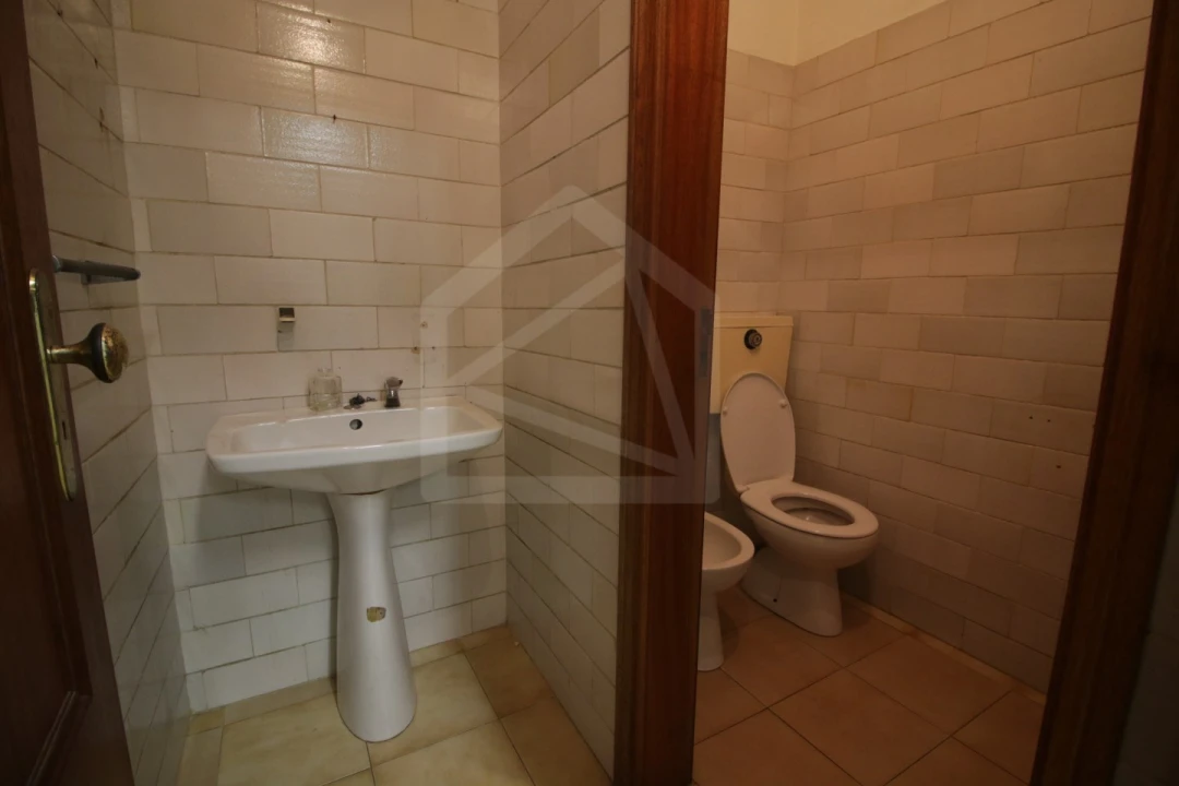 Loja para Arrendamento em São João da Madeira Foto 8