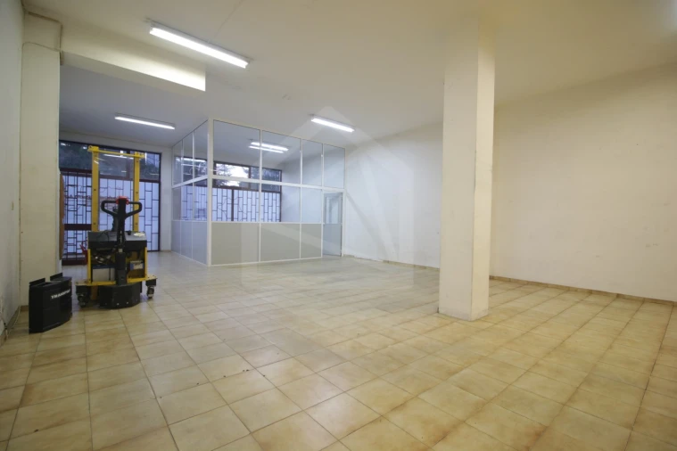 Loja para Arrendamento em São João da Madeira Foto 7