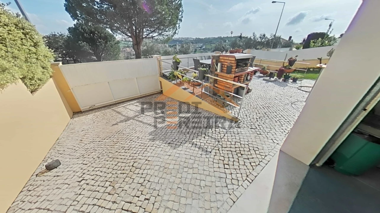 Moradia T4 para Venda em Ramada e Caneças Foto 2