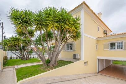 Moradia T4 para Venda em Corroios