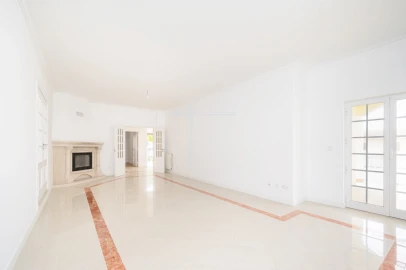 Moradia T4 para Venda em Corroios