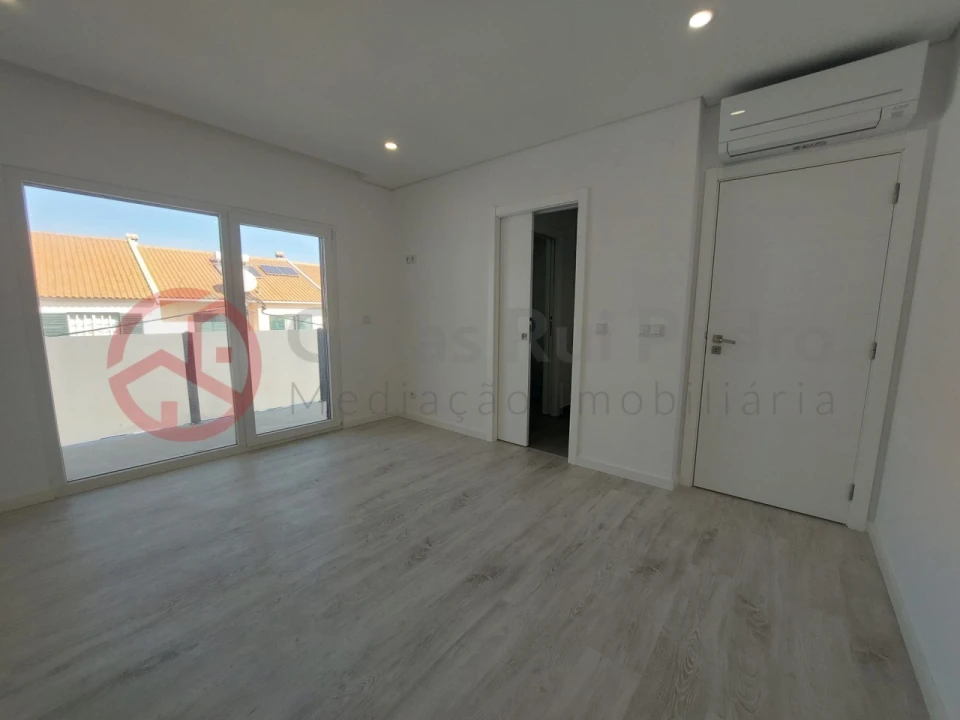 Moradia T3 para Venda em Corroios Foto 13