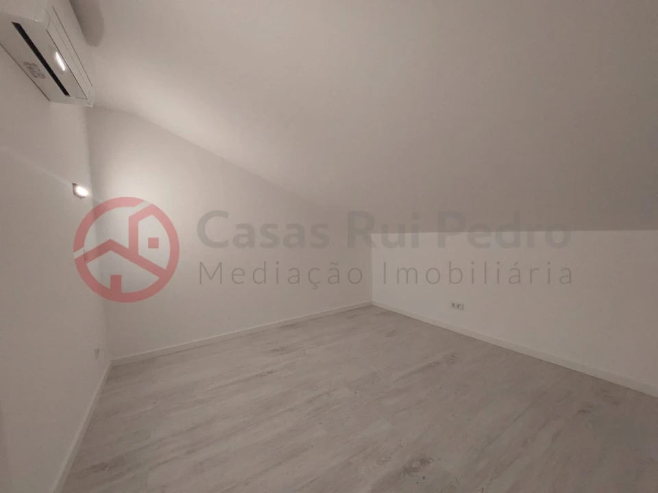 Moradia T3 para Venda em Corroios Foto 19