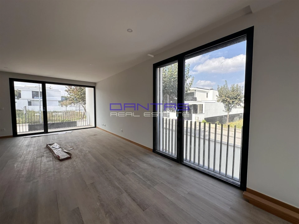 Moradia T7 para Venda em Vila de Prado Foto 3