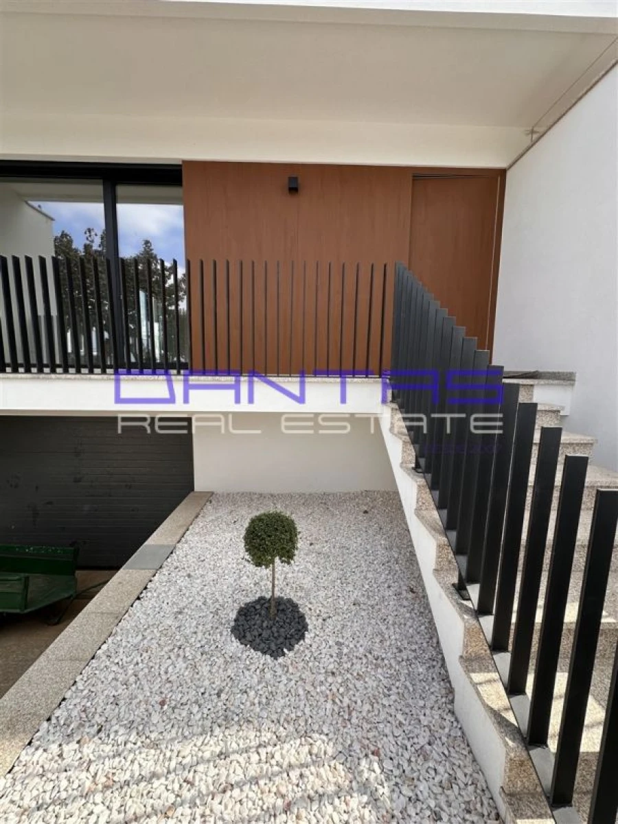 Moradia T7 para Venda em Vila de Prado Foto 2