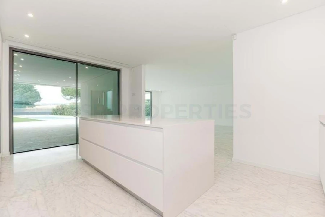 Moradia T5 para Venda em Quarteira Foto 13