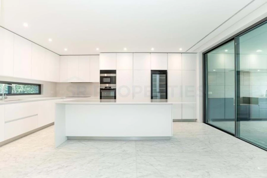 Moradia T5 para Venda em Quarteira Foto 2