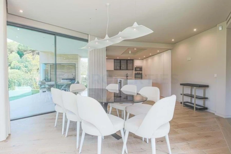 Moradia T4 para Venda em Quarteira Foto 3