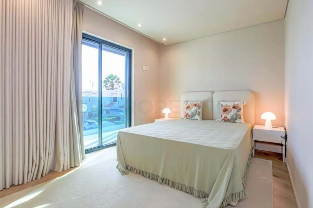 Moradia T4 para Venda em Quarteira Foto 18