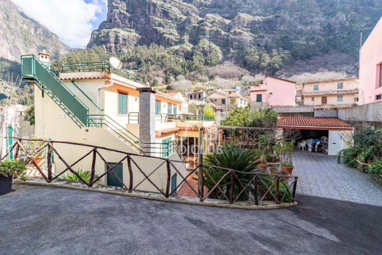 Moradia T4 para Venda em Curral das Freiras Foto 6