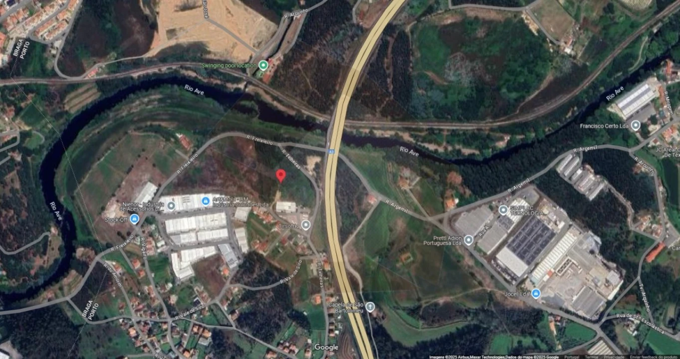 Terreno Comércio / Armazém para Venda em Carreira e Refojos de Riba de Ave Foto 2