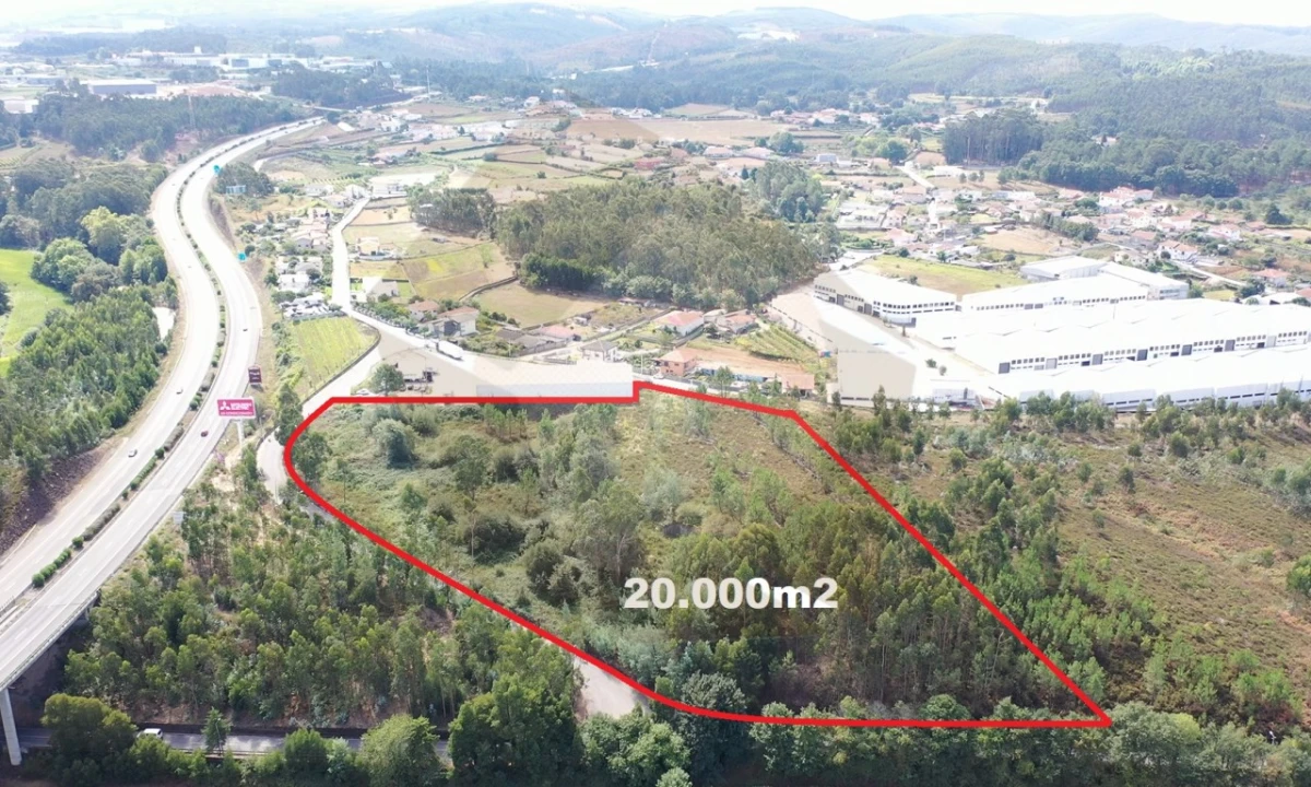 Terreno Comércio / Armazém para Venda em Carreira e Refojos de Riba de Ave Foto 1