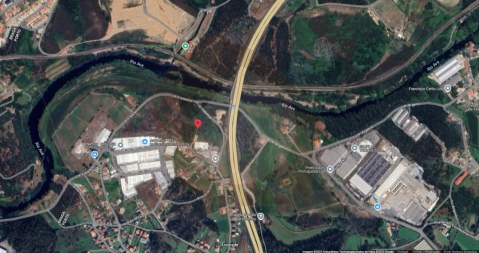 Terreno Comércio / Armazém para Venda em Carreira e Refojos de Riba de Ave Foto 2