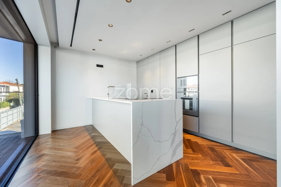 Apartamento T4 para Venda em Lordelo do Ouro e Massarelos Foto 1