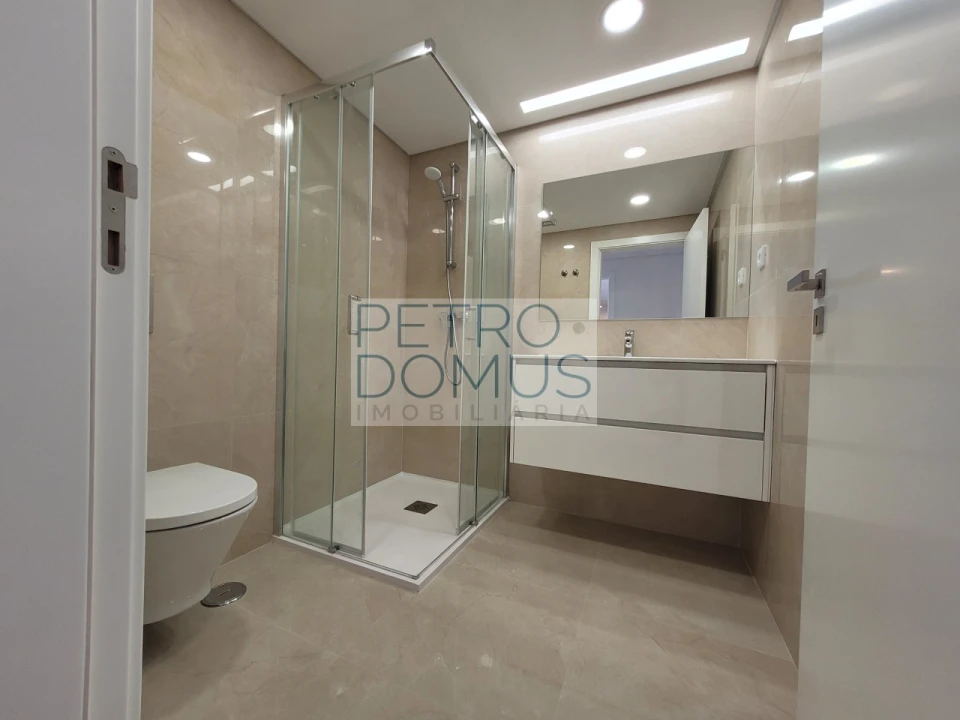 Apartamento T1 para Arrendamento em Campolide Foto 9