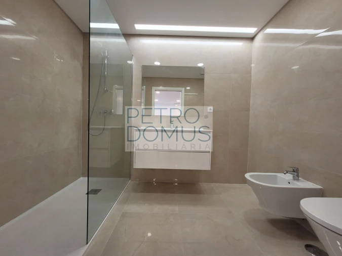 Apartamento T1 para Arrendamento em Campolide Foto 3