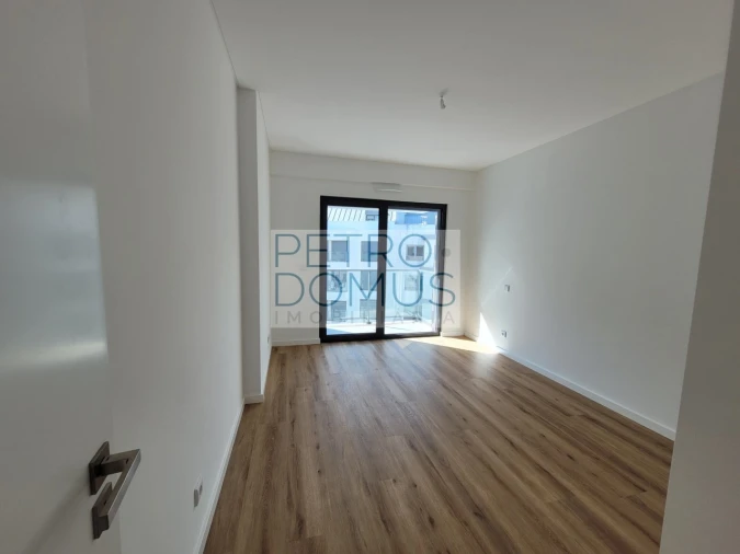 Apartamento T1 para Arrendamento em Campolide Foto 4