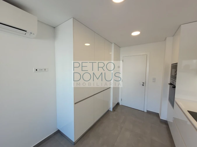 Apartamento T1 para Arrendamento em Campolide Foto 7